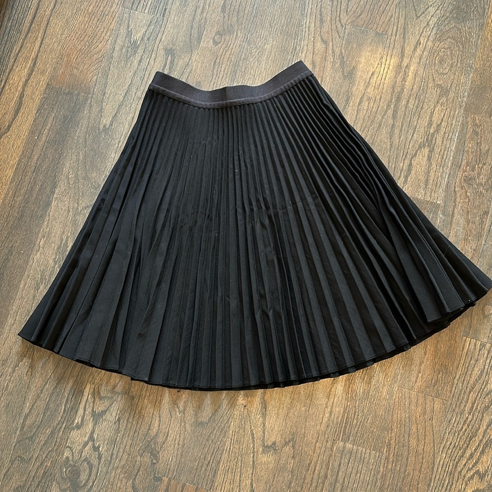 Black pleated Theory skirt, P